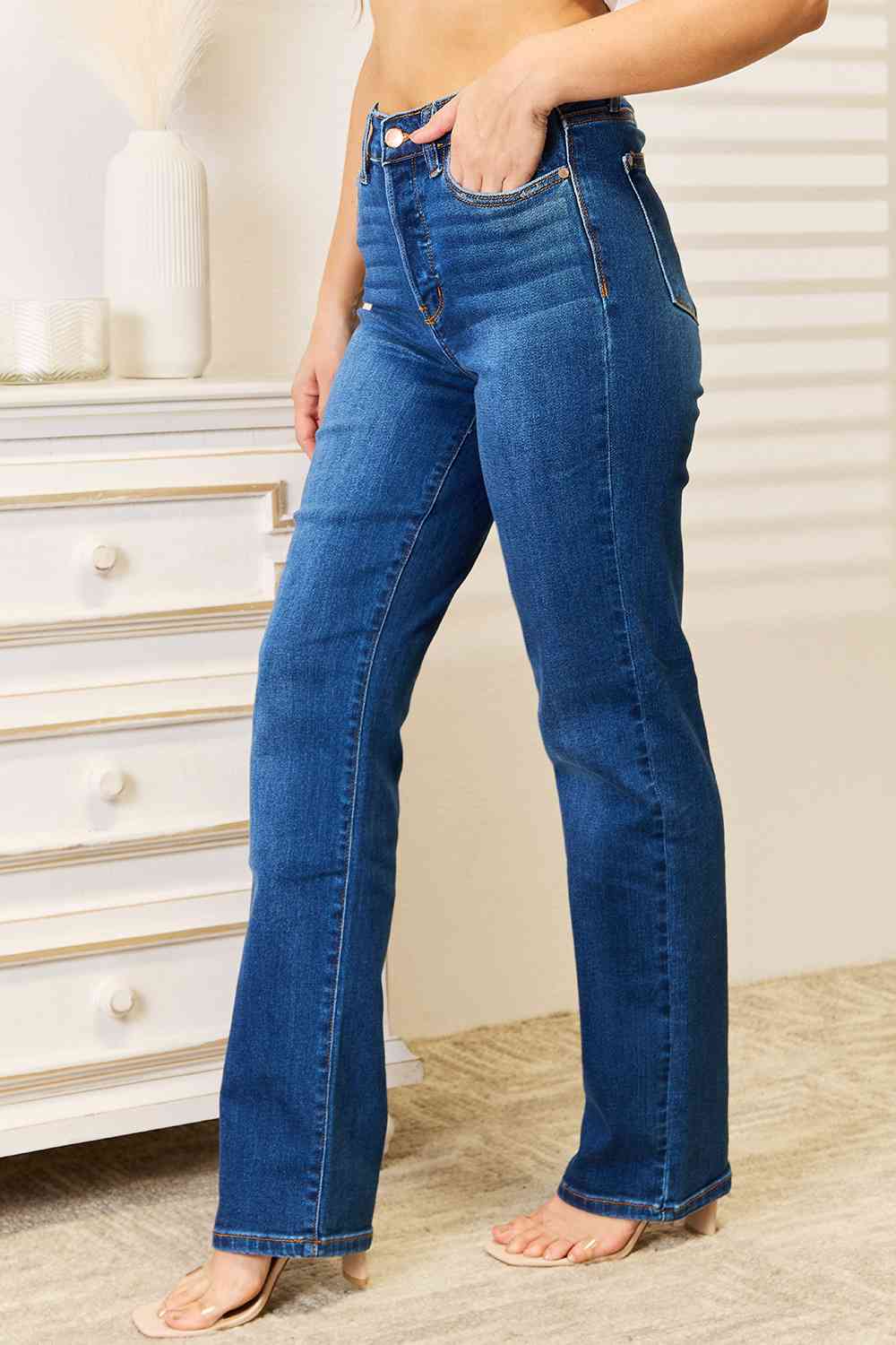 Judy Blue Full Size Straight Leg Jeans with Pockets - The Red Leopard Boutique 